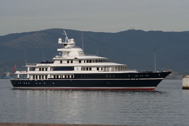 Eco-unfriendly MY Leander G grabs the berth ahead of Tres Hombres ©  SW